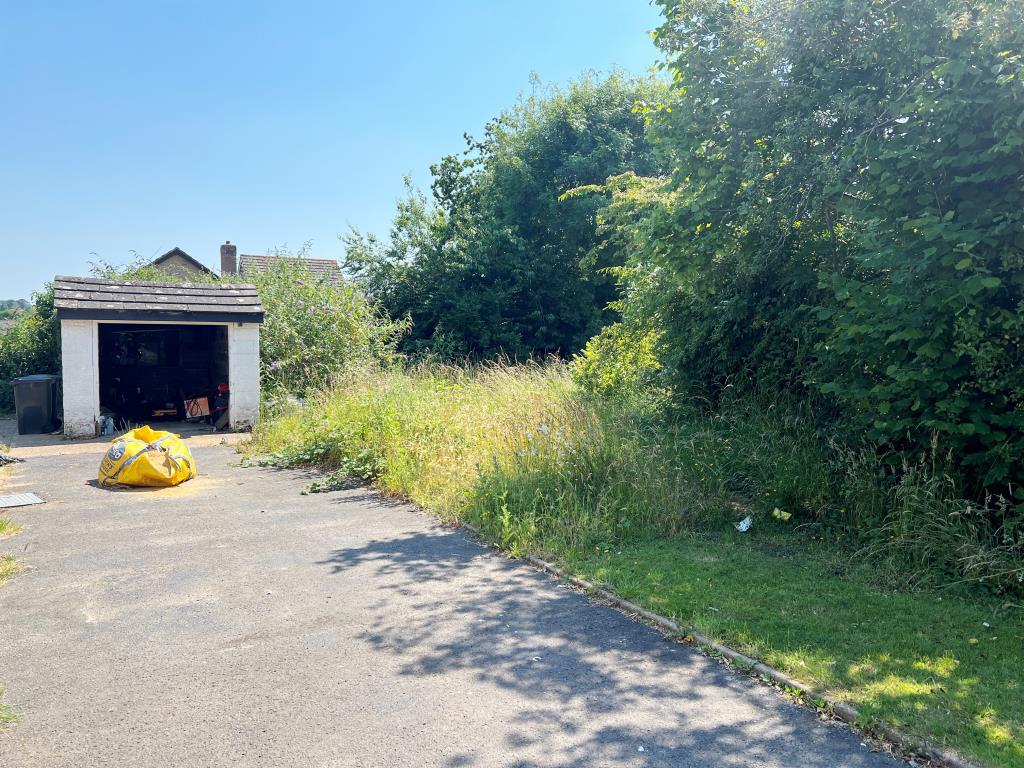 Lot: 109 - FREEHOLD LAND WITH PLANNING - Land with planning for a bungalow currently overgrown with a garage